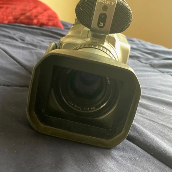 Selling my Sony vx1000 camera - Picture 2 of 2